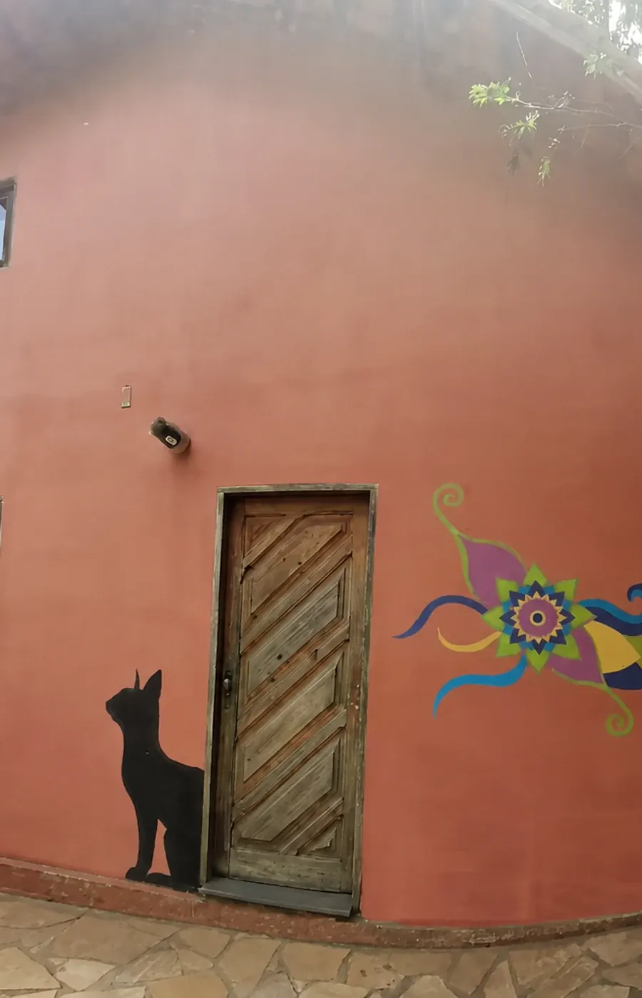 Fachada da casa antes do incêndio, no mesmo ponto visual da comparação