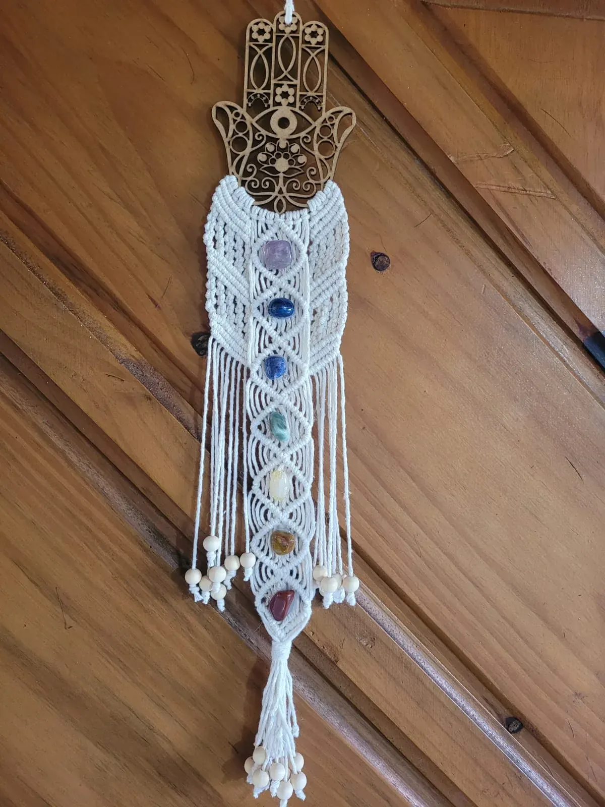 Detalhe de decoração artesanal sendo colocado na casa
