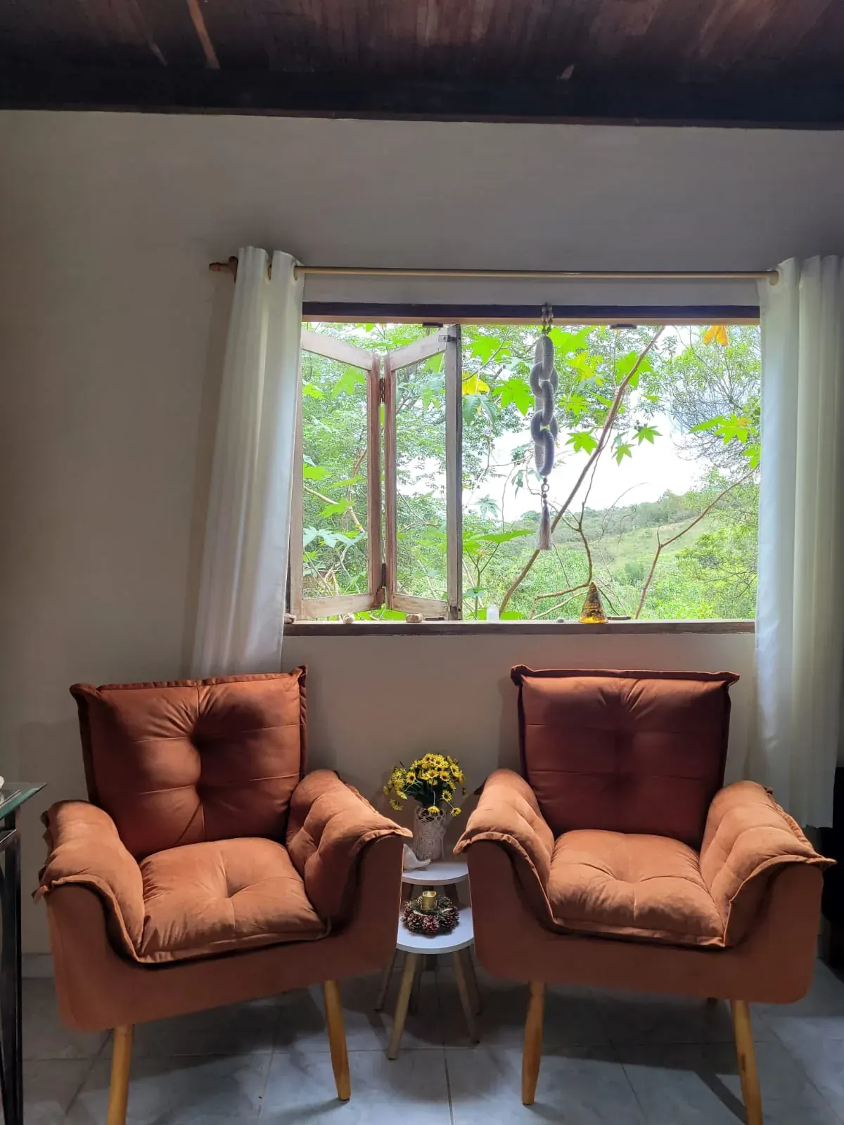 Poltronas e decoração da casa antes do incêndio