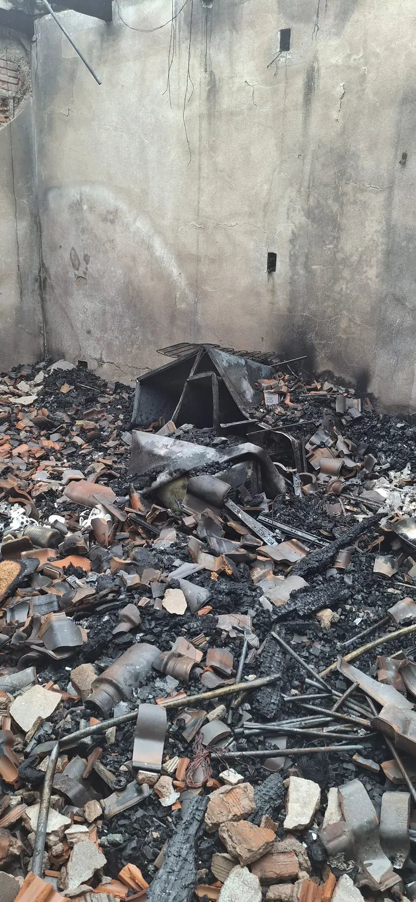 Geladeira e airfryer destruídas após o incêndio