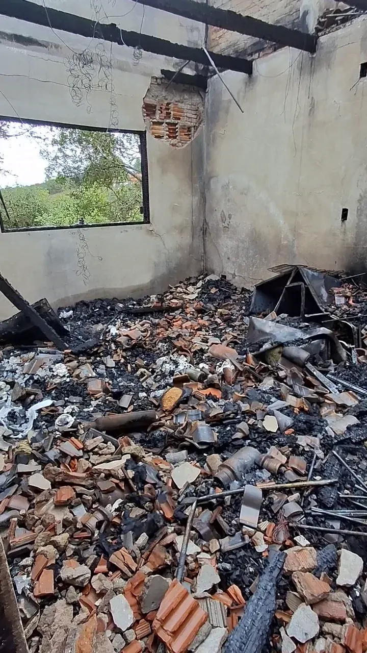 Sala após o incêndio