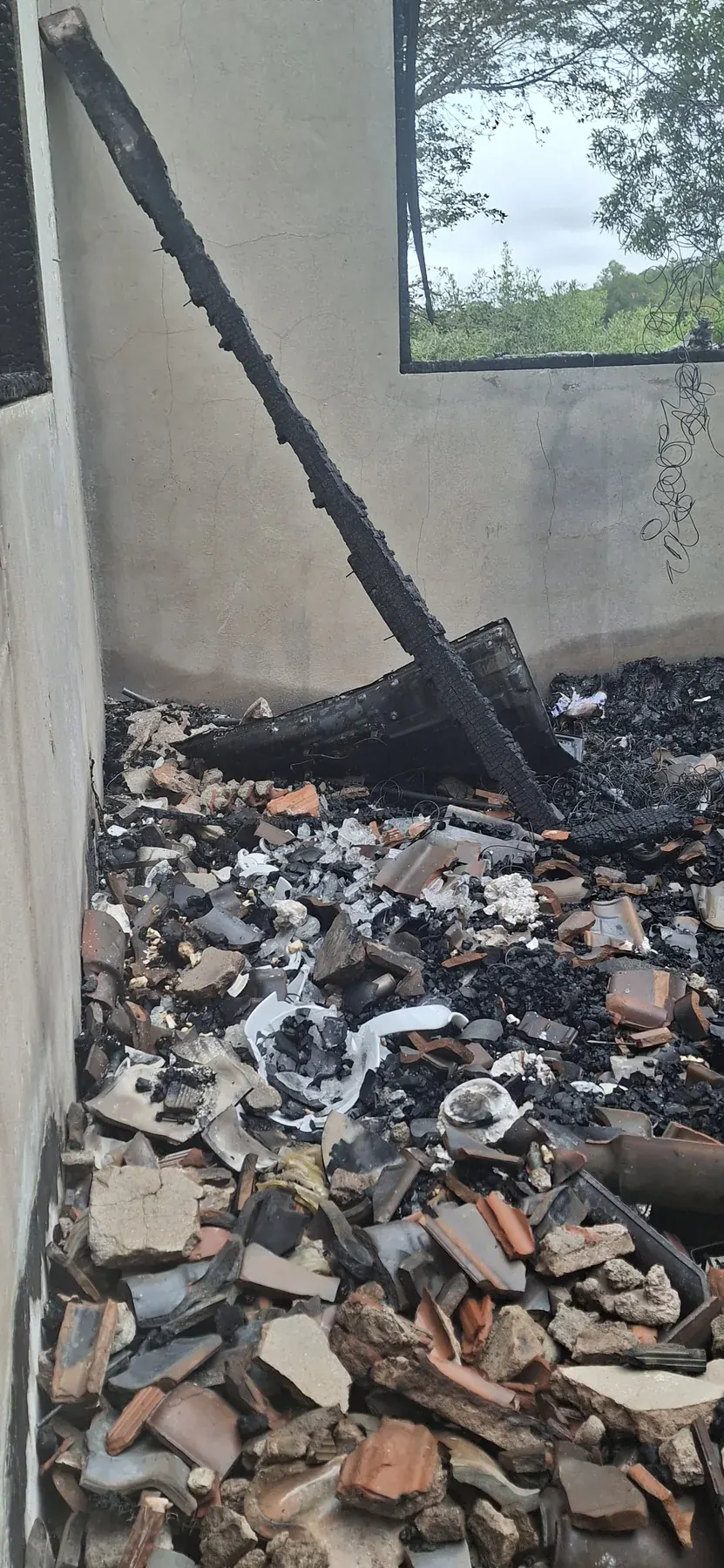 TV destruída após o incêndio