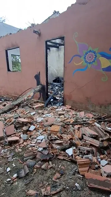 Entrada da casa após o incêndio